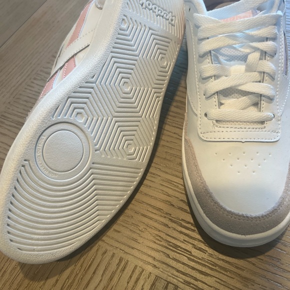 Soft and beautiful Reebok shoes, new and never worn - Picture 2 of 3